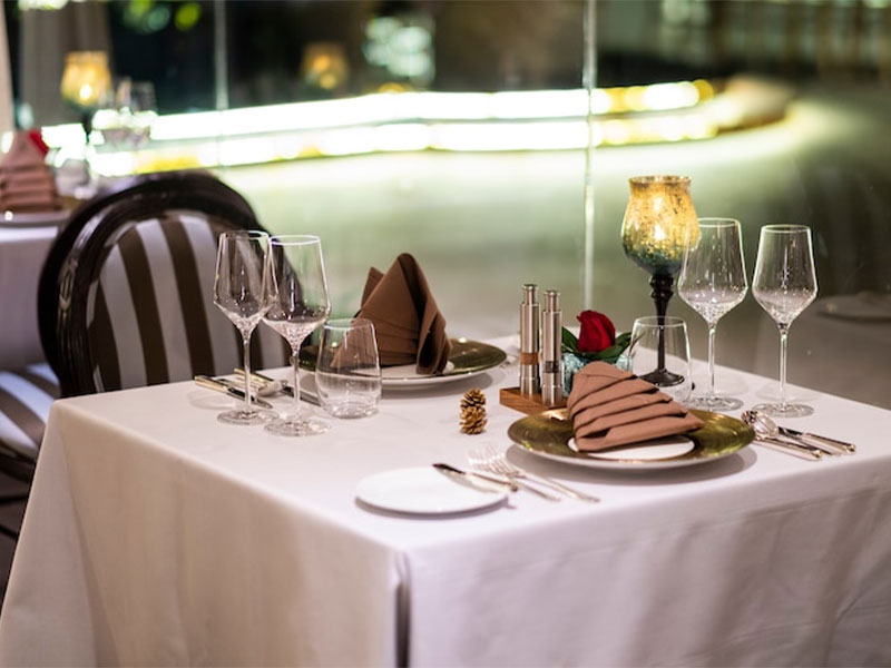 Comparing Round and Rectangular Tables for Restaurants and Cafés: Which is the Better Choice?